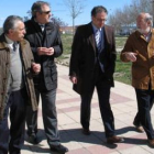 Canuria y Chamorro, en el centro, junto a representantes vecinales del barrio de San Mamés