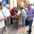 IU inició ayer una campaña de información y recogida de firmas entre vecinos y visitantes.