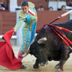 La novillera Conchi Ríos ayer en la faena de muleta a su primer novillo.