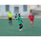 El futbolista Aarón Jersey, en el centro de la imagen con la camiseta verde, durante <strong>otro</strong> partido. DL
