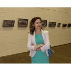 La pintora Yolanda Marchante recorre una de las salas del Auditorio que acoge su exposición.