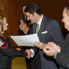 Suárez-Quiñones, ayer, en la entrega de uno de los diplomas a una agente de seguridad.