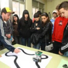 Algunos de los alumnos durante la visita a los talleres de electrónica del Iesve.