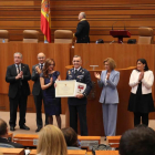 El coronel director de la Academia Básica del Aire, José Antonio Gutiérrez Sevilla, muestra la Medalla de Oro de las Cortes de Castilla y León en presencia de la ministra de Defensa, María Dolores de Cospedal y de la presidenta de las Cortes regionales,