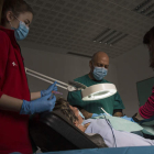 Las enfermeras Lucía Rodríguez y Nuria del Pozo participan junto al médico Domingo García en una cirugía menor en el ambulatorio de Trobajo. FERNANDO OTERO