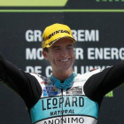 El andaluz Marcos Ramírez (Honda) celebra su primera victoria en el Mundial de Moto3, en el podio de Montmeló.