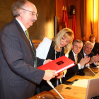 La presidenta de la Diputación regaló a Antonio Colinas una edición especial de un libro de Victoriano Crémer antes de finalizar el acto.