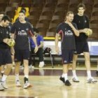 Los jugadores del Reale Ademar durante uno de sus últimos entrenamientos antes del partido.