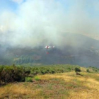 Un helicóptero sobrevoló el incendio el sábado.