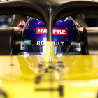 Fernando Alonso probó ayer el Renault en Barcelona. DL