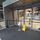 Los aluniceros destrozaron la puerta principal del centro comercial para entrar a robar en Media Markt
