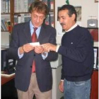 Marcelo Alonso entrega el carné a García-Prieto
