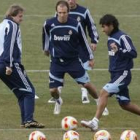 Schuster, en el entrenamiento de ayer, intenta disputarle un balón a Raúl ante la mirada de Robben