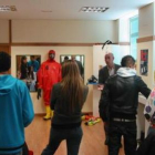 Un profesor de cualificación, junto a los alumnos el 2009.