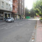 La urbanización de la avenida comenzó ayer con el picado del asfalto.
