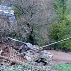 Tejado de una de las casas afectadas, junto al arroyo de Lusío. DL