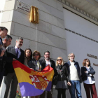 La hija de García Arias y su familia regalaron un libro a Folgueral. Al descubrir la placa de la calle se desplegó la bandera republicana.