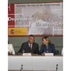 El ministro Jesús Caldera junto a Amparo Valcarce en la reunión de ayer