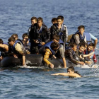Refugiados de Afganistan ante las costas de Lesbos en una lancha a la deriva.
