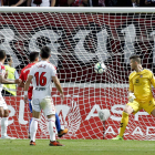 El primer gol del Sporting, obra de Sergio Álvarez, ante la pasividad local. MARCIANO PÉREZ