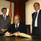 Los concejales del PSOE saludan a Gabilondo.