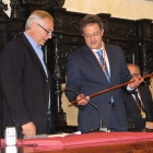 García recoge el bastón de mando de manos de Tomás Álvarez, el concejal de mayor edad.