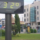 A mediodía ya se intuye por dónde va a transcurrir la jornada; ayer, un termómetro en León.