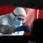 La toma de muestras biológicas nasofaríngeas. FERNANDO OTERO