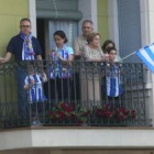 Los jugadores saludan desde el balcón del consistorio ponferradino.