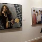 Un visitante contempla la exposición realizada por 40 artistas segovianos sobre The Beatles