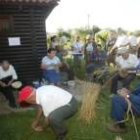 Un grupo de artesanos emularon ayer en los huertos de la Candamia las antiguas tardes de otoño