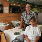Rufino y Maite en el comedor de su restaurante Irish.