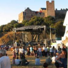La fiesta comenzó por la tarde en torno al mercado en la explanada del castillo de Cornatel.