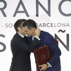 El presidente francés, Emmanuel Macron, abraza a Pedro Sánchez durante la ceremonia de firma de acuerdos. ALBERTO ESTÉVEZ