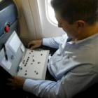 Cadenas diseña una jugada en una pizarra aprovechando un viaje en avión en competición europea