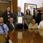 Representantes de la Junta Mayor de la Semana Santa junto al pregonero, Jorge Revenga, en el centro.