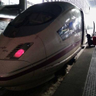 Un AVE en la Estación de Atocha de Madrid.