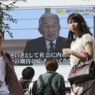 Una pantalla muestra al emperador Akihito durante su discurso.