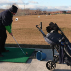 Un aficionado practica en la zona donde se acondicionará el futuro complejo de golf.