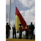 Los soldados izan la bandera durante el ensayo general