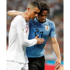Cristiano Ronaldo, a la izquierda, abandona el Mundial ante un Cavani en plan estrella. JUAN HERRERO
