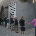 Los amigos del Museo de Sabero rodean el edifico con un 'abrazo'. CASTRO