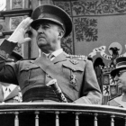 Francisco Franco preside un desfile en Madrid.