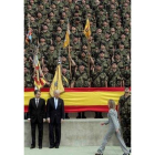 Zapatero y Biden observan a la ministra Chacón, que se acerca para la foto oficial.
