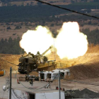 El ejército israelí respondiendo a los ataques con cohetes lanzados desde el sur del Líbano. ATEF SAFADI