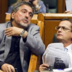 Eguiguren conversa con el popular Basagoiti en el parlamento vasco, en una foto de archivo.