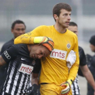 El brasileño Everton Luiz, consolado por el portero Filip Kljajic.