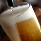 Un camarero sirve una pinta de cerveza en un pub de Londres, Reino Unido.