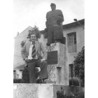 Roberto Rey, junto al monumento al minero de Fabero, en el apogeo de su carrera. ARCHIVO