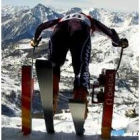 Un esquiador se dispone a probar la pista en uno de los entrenamientos que ya se está produciendo